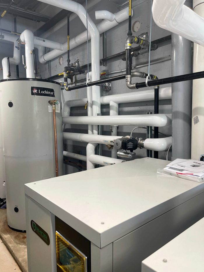 Chaufferie commerciale : chauffe-eau et réseau de distribution calorifugés.