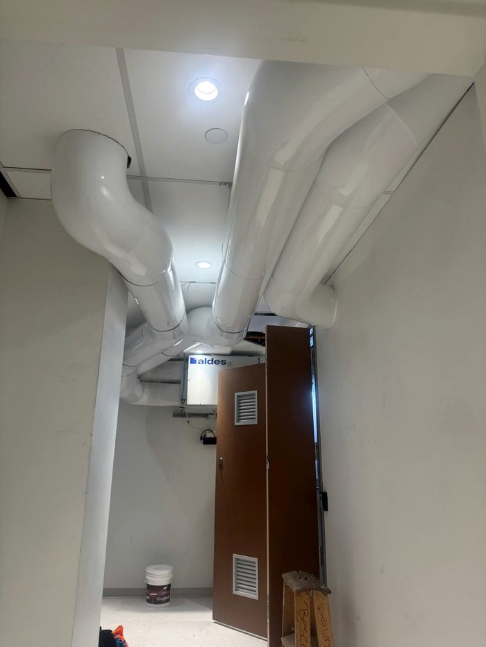 Conduits de ventilation isolés au raccordement de l’unité de traitement d’air.
